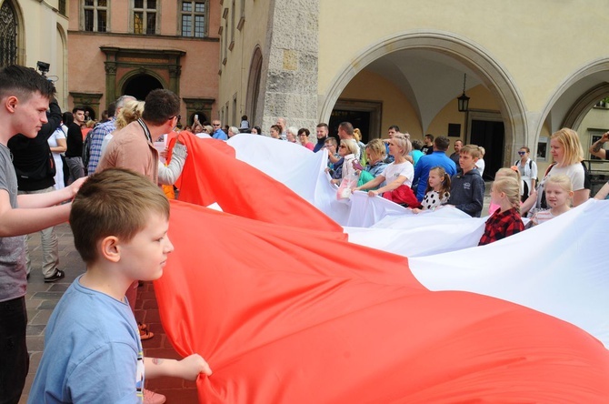 Bicie rekordu długości flagi narodowej Kraków 2018 - cz. 1