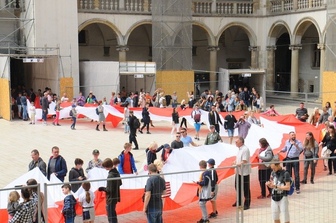 Bicie rekordu długości flagi narodowej Kraków 2018 - cz. 1