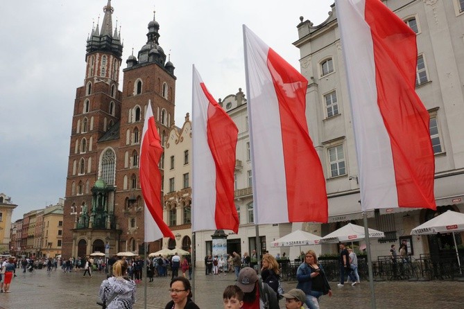 Bicie rekordu długości flagi narodowej Kraków 2018 - cz. 2