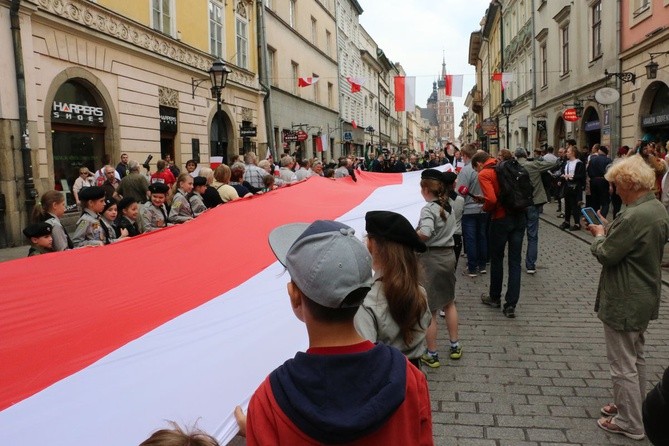 Bicie rekordu długości flagi narodowej Kraków 2018 - cz. 2