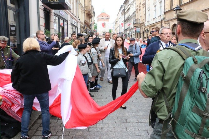 Bicie rekordu długości flagi narodowej Kraków 2018 - cz. 2