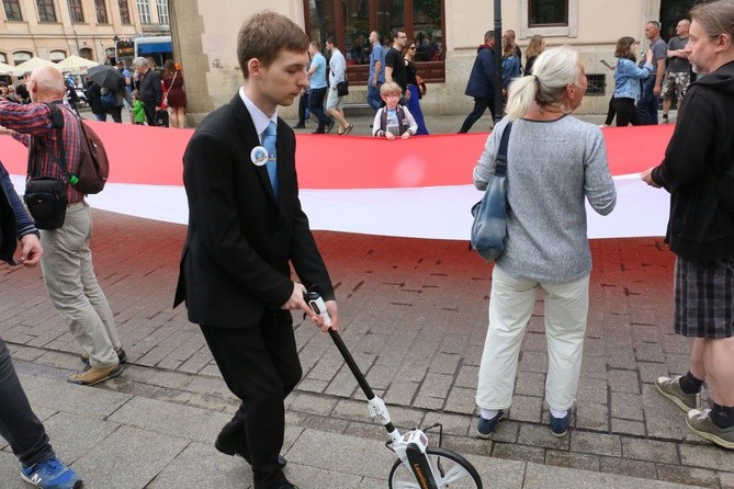 Bicie rekordu długości flagi narodowej Kraków 2018 - cz. 2