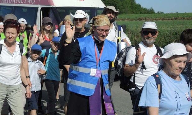 Ks. Piotr Niemczyk, przewodnik grupy św. abp. Józefa Bilczewskiego na trasie