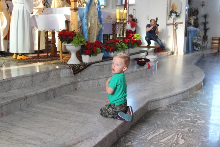 Poświęcenie witraża św. Faustyny w kościele w Nidku