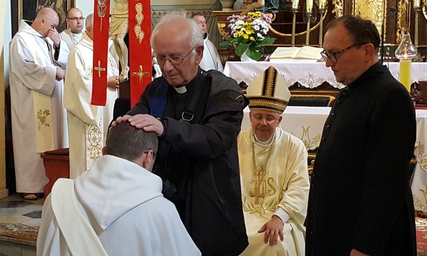 Po nałożeniu rąk przez biskupa obrzęd dopełniają obecni kapłani. Na zdjęciu ks. Tomasz Horak