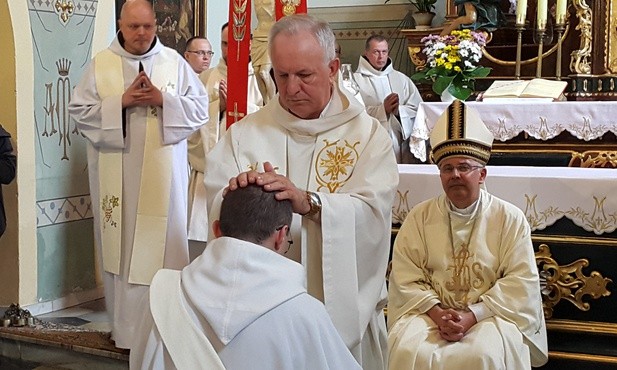 Obrzęd nałożenia rąk. Na zdjęciu ks. kan. Kazimierz Chojnacki, proboszcz parafii Świętego Krzyża w Kozienicach