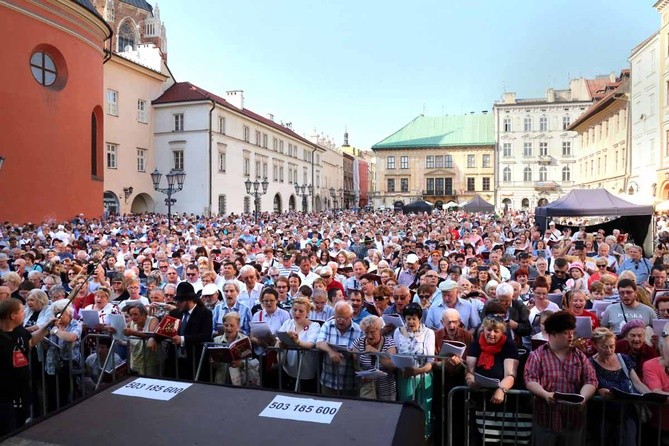 Rozdawali czapki krakowskie