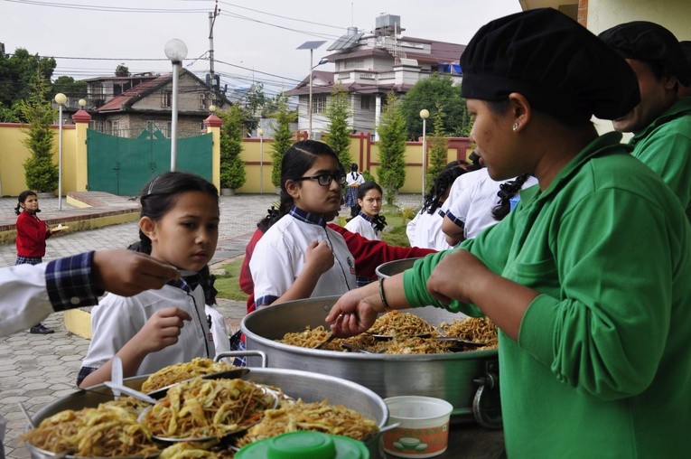 Nepal - szkoła katolicka, uczennice niekoniecznie