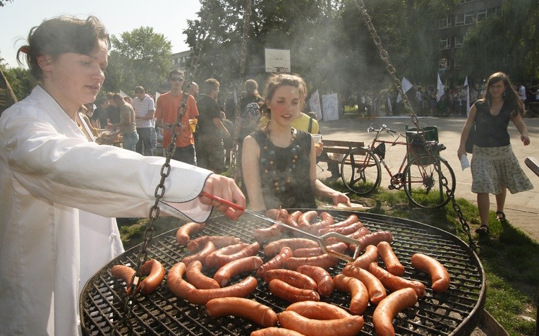 Dyspensa pozwala katolikom na jedzenie mięsa w piątek