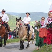 Przybywają piesze pielgrzymki i konne banderie.