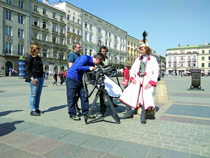 ▲	– Panie naczelniku! Proszę opowiedzieć, jak to z wywołaną przez pana insurekcją było! – zwracali się na Rynku Głównym realizatorzy produkcji do studenta Jakuba Dębskiego, grającego rolę Kościuszki.