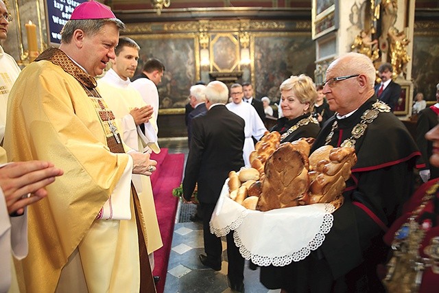 ▲	Rzemieślnicy złożyli na ołtarzu owoce swojej pracy.