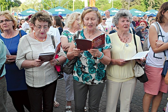 ▲	Na placu J. Piłsudskiego śpiewano przeboje ostatnich 80 lat.