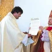 Bp Henryk Tomasik i ks. Wincenty Chodowicz z „Aktem konsekracji kościoła”.