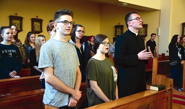 Siostry szkolne już po raz 23. zaprosiły na czuwanie modlitewne w intencji przyjmujących święcenia kapłańskie.