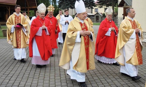 Księża biskupi w procesji do bazyliki hałcnowskiej