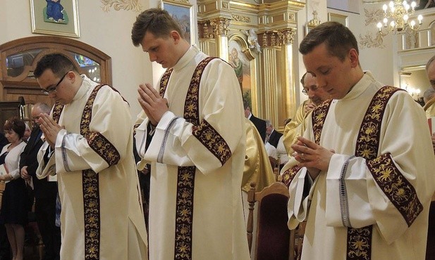 Nowi diakoni podczas Eucharystii w Hałcnowie