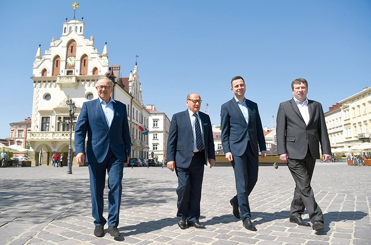 78-letni Tadeusz Ferenc (drugi z lewej) ma duże szanse na reelekcję w Rzeszowie. Obok jego partyjni koledzy z PSL: Mieczysław Kasprzak, Władysław Kosiniak-­‑Kamysz i Zbigniew Micał.