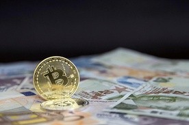 Bitcoin jest najbardziej znaną i rozpoznawalną spośród kilkuset istniejących kryptowalut.