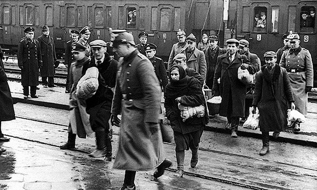 Radomscy Żydzi prowadzeni przez niemieckich policjantów, początek 1941 r.