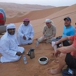 Z napotkanymi Arabami ucinamy sobie miłą pogawędkę. Częstują  nas kawą i daktylami.