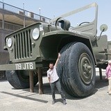 W muzeum samochodów „Tęczowego Szejka” podziwiamy auta giganty.