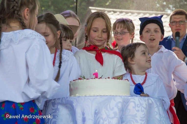 Dziecięcy Zespół Ludowy Wierzbiczanki jubileusz obchodził podczas festynu. Był oczywiście tort ze świeczką 