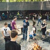 Młodzi pod czujnym okiem opiekunów integrowali się na leśnej polanie