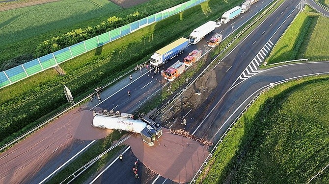 Trwa szacowanie strat związanych z rozlaniem czekolady na A2