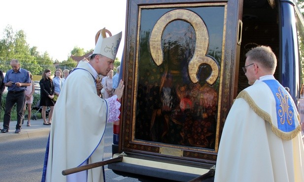 Biskup Marek Solarczyk i proboszcz ks. Marcin Ożóg powitali jasnogórska ikonę pocałunkiem