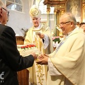 Parafianie przygotowali dla jubilata tort, a biskup wręczył mu pierścień św. Stanisława.