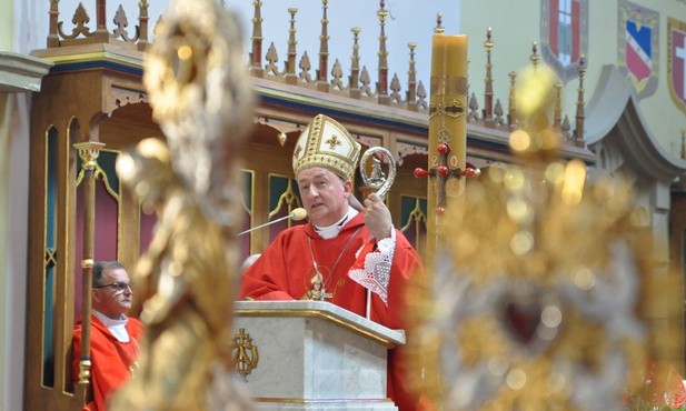 W szczepanowskim sanktuarium biskup tarnowski wygłasza homilię.