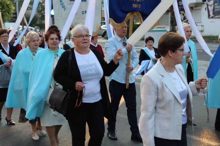 Procesja z figurą Matki Bożej Fatimskiej ulicami Gorzowa Wlkp.