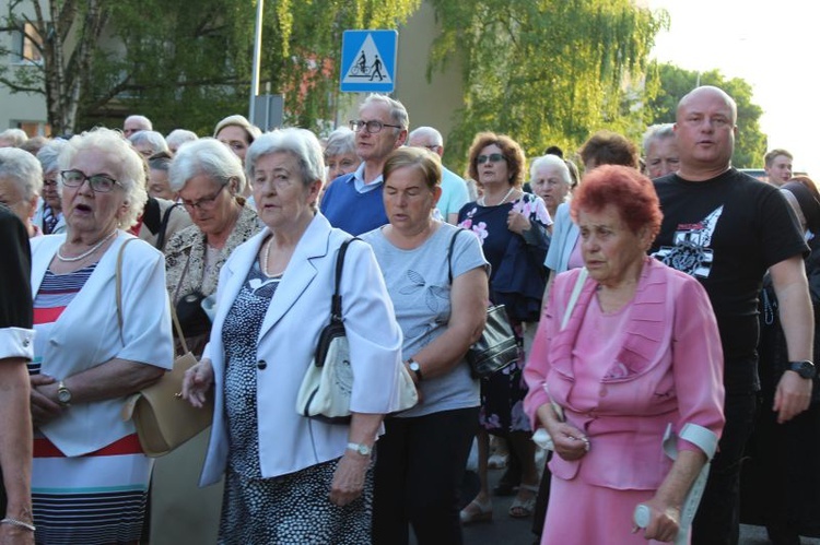 Procesja z figurą Matki Bożej Fatimskiej ulicami Gorzowa Wlkp.