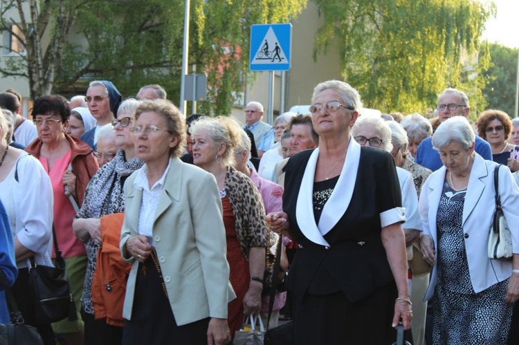 Procesja z figurą Matki Bożej Fatimskiej ulicami Gorzowa Wlkp.