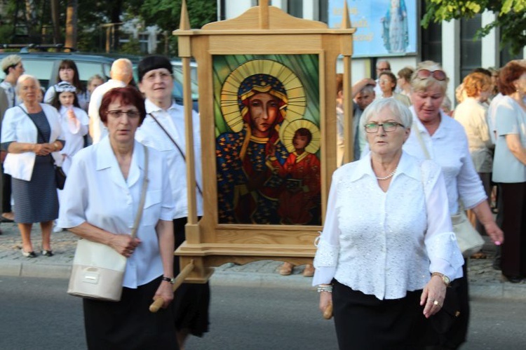 Procesja z figurą Matki Bożej Fatimskiej ulicami Gorzowa Wlkp.