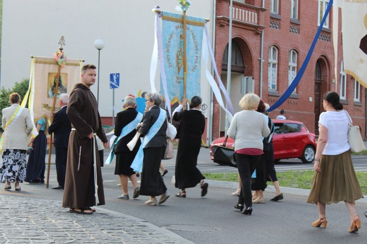 Procesja z figurą Matki Bożej Fatimskiej ulicami Gorzowa Wlkp.