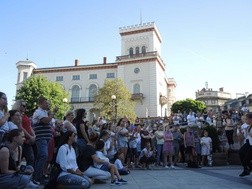 Rodzice i widzowie w podziwie obserwowali swoje pociechy