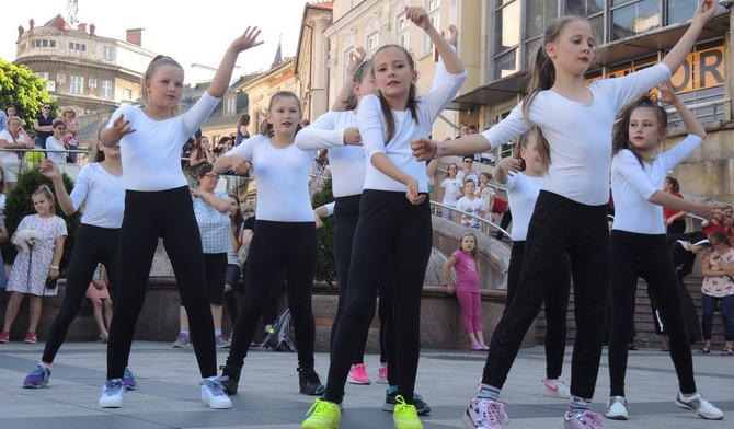 Małe tancerki z Lipnika podczas swoich popisów 