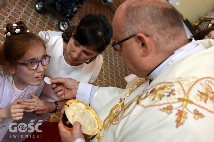 Pierwsza Komunia św. dzieci z Zespołu Szkół Specjalnych w Świdnicy.