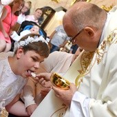 Taj jak inne dzieci w białych strojach po raz pierwszy przyjęli Pana Jezusa do swoich serc.