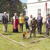 ▲	Pierwszą łopatę ziemi wykopał ppłk Leon Etwert.