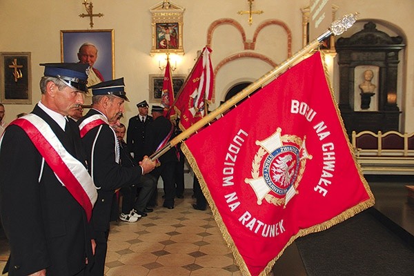 ◄	Ochotnicy na Mszę św. przybyli ze sztandarami. 