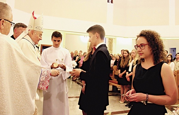 ▲	Abp Henryk Hoser przestrzegł młodych, że kryzys wiary bierze się z braku modlitwy. 