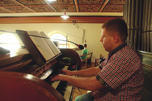 Marcin Cięszczyk przy organach w kościele  św. Antoniego w Zabrzu. 