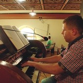 Marcin Cięszczyk przy organach w kościele  św. Antoniego w Zabrzu. 