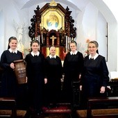Od lewej: s. Karolina, s. Ewelina, s. Monika, s. Renata, s. Kamila.