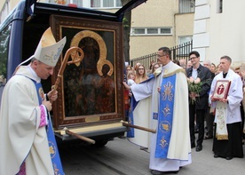 Bp Marek Solarczyk i proboszcz ks. Tomasz Zaczkiewicz powitali obraz w progach świątyni