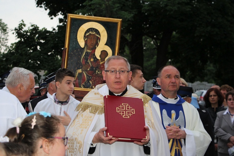 Ks. Jacek Marciniak (z Ewangeliarzem) chciałby, żeby obchody rocznicy nawiedzenia były przygotowaniem do kolejnego