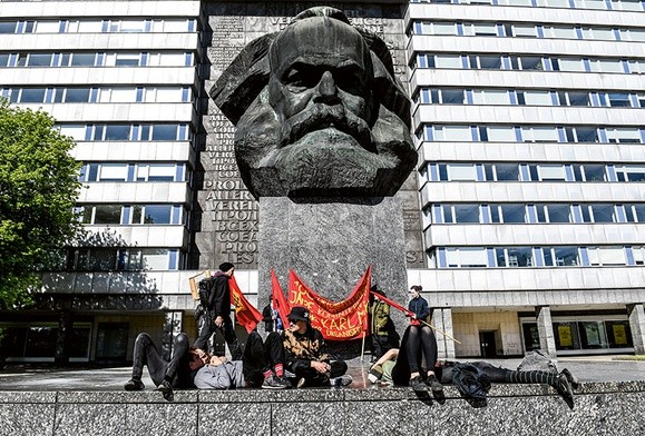 Pomnik Karola Marksa w niemieckim Chemnitz (w latach 1953–1990 miasto nosiło nazwę Karl--Marx-Stadt).